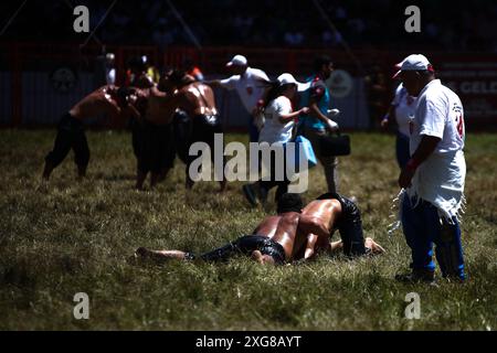 Edirne, Istanbul, Turquie. 7 juillet 2024. Les lutteurs concourent lors du 663e championnat annuel de lutte pétrolière historique Kirkpinar, à Edirne, dans le nord-ouest de la Turquie, le festival fait partie de la liste des patrimoines culturels immatériels de l'UNESCO. (Crédit image : © Shady Alassar/ZUMA Press Wire) USAGE ÉDITORIAL SEULEMENT! Non destiné à UN USAGE commercial ! Crédit : ZUMA Press, Inc/Alamy Live News Banque D'Images