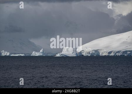 Vues autour de la pointe nord de l'île d'Anvers, péninsule antarctique. Banque D'Images