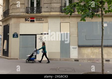 Paris, France. 7 juillet 2024. Craignant les violences post-électorales, les banques ont monté leurs fenêtres avant le deuxième tour des élections législatives anticipées. Mais Paris est calme et la vie continue comme d’habitude Banque D'Images