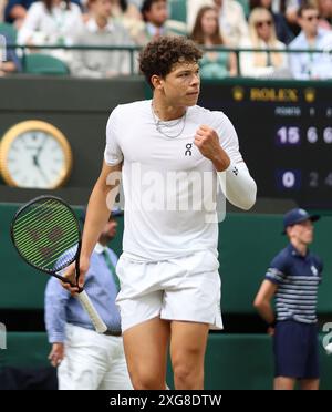 Londres, Royaume-Uni. 07 juillet 2024. L'américain Ben Shelton réagit dans son match contre l'Italien Jannik Sinner le septième jour des Championnats de Wimbledon 2024 à Londres le dimanche 7 juillet 2024. Photo de Hugo Philpott/UPI crédit : UPI/Alamy Live News Banque D'Images