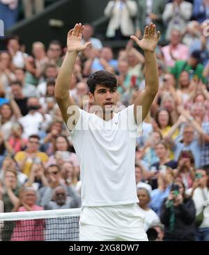 Londres, Royaume-Uni. 07 juillet 2024. L'Espagnol Carlos Alcaraz célèbre sa victoire contre le Français Ugo Humbert le septième jour des Championnats de Wimbledon 2024 à Londres le dimanche 07 juillet 2024. Photo de Hugo Philpott/UPI crédit : UPI/Alamy Live News Banque D'Images
