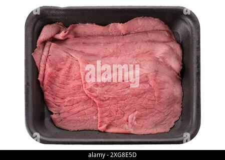 Tranches de rôti de boeuf dans un plateau en plastique noir pour la vente au supermarché, vue de dessus isolée sur blanc avec chemin de coupe inclus Banque D'Images