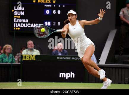 Wimbledon, Londres, Royaume-Uni. 07 juillet 2024. Emma Raducanu, du Royaume-Uni, lors de son match contre Lulu Sun de la Nouvelle-Zélande sur le court central à Wimbledon aujourd’hui. Crédit : Adam Stoltman/Alamy Live News Banque D'Images