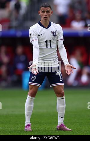 Phil Foden, de l'Angleterre, fait un geste lors du match de quart de finale de l'UEFA Euro 2024 entre l'Angleterre et la Suisse à l'Arena Dusseldorf le 6 juillet 2024 à Dusseldorf, Allemagne. Banque D'Images