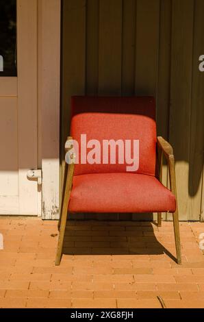 le fauteuil rouge contre le mur en bois. Photo de haute qualité Banque D'Images