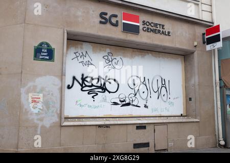 Paris, France. 7 juillet 2024. Craignant les violences post-électorales, les banques ont monté leurs fenêtres et avant le deuxième tour des élections législatives anticipées. Crédit HLnews/Alamy Live News Banque D'Images