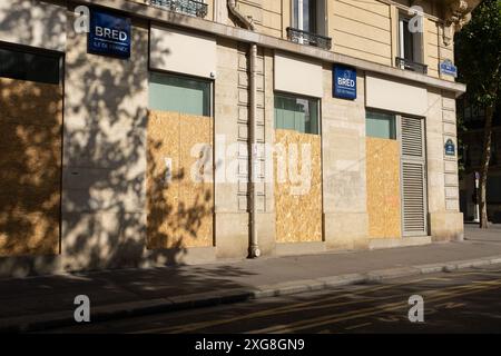 Paris, France. 7 juillet 2024. Craignant les violences post-électorales, les banques ont monté leurs fenêtres et avant le deuxième tour des élections législatives anticipées. Crédit HLnews/Alamy Live News Banque D'Images