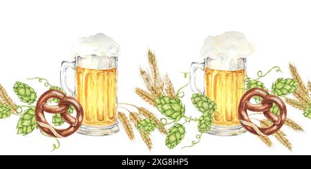 Tasses mousseuses de bière entourées de houblon vert, de bretzels et d'oreilles d'orge dorées à l'aquarelle. Clipart de frontière sans couture pour les bannières Oktoberfest, flyers de festival de bière, décor de pub, étiquettes de bouteille, promotions Banque D'Images