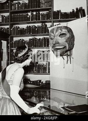 La reine Elizabeth II examine Un masque de Ceylonese lors D'Une visite en 1962 Banque D'Images