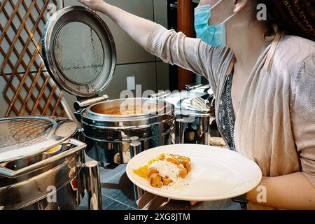 Buffet et beaucoup de nourriture dans l'hôtel Banque D'Images