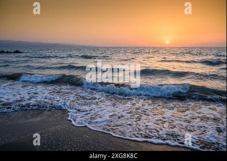 Photographie de paysage marin au coucher du soleil prise sur la côte de Chypre Banque D'Images