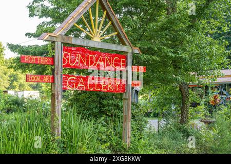 Sundance Gallery Gifts à Blairsville, en Géorgie, propose de l'art artisanal local, de la poterie, des bijoux et des cadeaux uniques dans les montagnes de Géorgie du Nord. (ÉTATS-UNIS) Banque D'Images