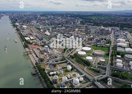 7.7.2024 Der Chemieriese Das BASF Stammwerk in Ludwigshafen am Rhein. DAS Hauptwerk des Chemiekonzerns ist auf einer Fläche von 10 Quadratkilomtern das größte zusammenhängende Chemieareal der Welt. Ludwigshafen am Rhein BASF Rheinland Pfalz Deutschland *** 7 7 2024 L'usine principale du géant chimique BASFS à Ludwigshafen am Rhein L'usine principale du groupe chimique est le plus grand site chimique contigu au monde, couvrant une superficie de 10 kilomètres carrés Ludwigshafen am Rhein BASF Rhénanie-Palatinat Allemagne Banque D'Images