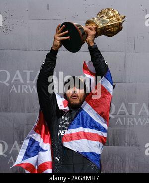 Circuit de Silverstone, Northamptonshire, Royaume-Uni. 7 juillet 2024. Formule 1 2024 Qatar Airways British F1 Grand Prix ; Race Day ; Lewis Hamilton, Mercedes célèbre la victoire crédit : action plus Sports/Alamy Live News Banque D'Images