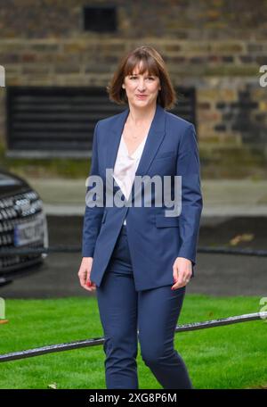 Rachel Reeves MP - Chancelier de l'Échiquier - à Downing Street comme nouveau premier ministre Sir Keir Starmer nomme son premier cabinet, le lendemain de wi Banque D'Images