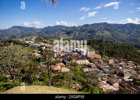 Vue sur la belle ville patrimoniale de Jerico dans le département d'Antioquia. Ville natale de la Sainte mère Laura Montoya. Banque D'Images