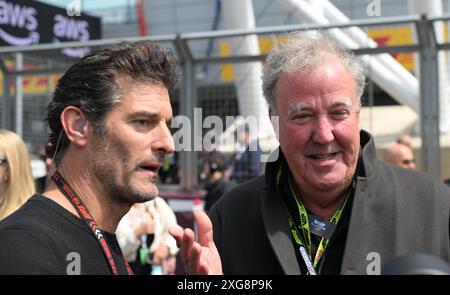 Circuit de Silverstone, Northamptonshire, Royaume-Uni. 7 juillet 2024. Formule 1 2024 Qatar Airways Grand Prix de F1 de Grande-Bretagne ; jour de la course ; Jeremy Clarkson parle avec Mark Webber crédit : action plus Sports/Alamy Live News Banque D'Images