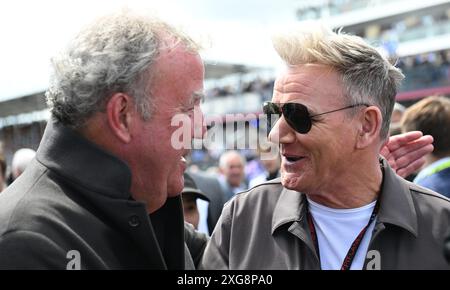 Circuit de Silverstone, Northamptonshire, Royaume-Uni. 7 juillet 2024. Formule 1 2024 Qatar Airways Grand Prix de F1 de Grande-Bretagne ; jour de la course ; Jeremy Clarkson parle avec Gordon Ramsey crédit : action plus Sports/Alamy Live News Banque D'Images