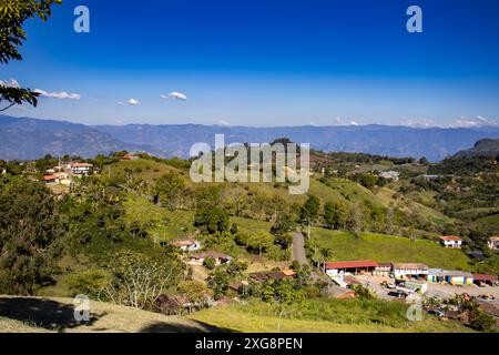 Vue sur les belles montagnes autour de la ville patrimoniale de Jerico dans le département d'Antioquia. Ville natale de la Sainte mère Laura Montoya. Banque D'Images