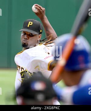 Pittsburgh, États-Unis. 07 juillet 2024. Le lanceur des Pirates de Pittsburgh Luis L. Ortiz (48) part contre les mets de New York au PNC Park le dimanche 7 juillet 2024 à Pittsburgh. Photo par Archie Carpenter/UPI crédit : UPI/Alamy Live News Banque D'Images