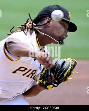 Pittsburgh, États-Unis. 07 juillet 2024. Le lanceur des Pirates de Pittsburgh Luis L. Ortiz (48) part contre les mets de New York au PNC Park le dimanche 7 juillet 2024 à Pittsburgh. Photo par Archie Carpenter/UPI crédit : UPI/Alamy Live News Banque D'Images