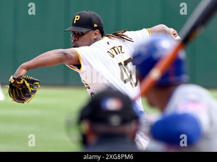 Pittsburgh, États-Unis. 07 juillet 2024. Le lanceur des Pirates de Pittsburgh Luis L. Ortiz (48) part contre les mets de New York au PNC Park le dimanche 7 juillet 2024 à Pittsburgh. Photo par Archie Carpenter/UPI crédit : UPI/Alamy Live News Banque D'Images