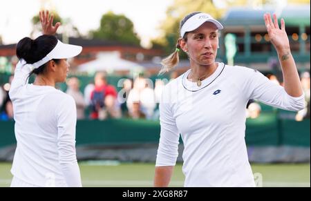 Londres, Royaume-Uni. 07 juillet 2024. Les Taïwan Su-Wei Hsieh et la belge Elise Mertens photographiées après un match de tennis en double entre la paire belgo-taïwanaise Mertens-Hsieh et la paire britannique Appleton-Miyazaki, dans la deuxième manche du double féminin du tournoi de grand chelem de Wimbledon 2024 au All England Tennis Club, dans le sud-ouest de Londres, en Grande-Bretagne, dimanche 07 juillet 2024. BELGA PHOTO BENOIT DOPPAGNE crédit : Belga News Agency/Alamy Live News Banque D'Images