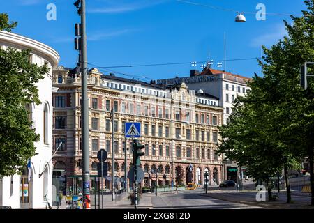 Touristes et bâtiments historiques du centre-ville d'Helsinki un jour d'été Banque D'Images