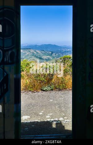 La vue de la montagne dans un cadre de porte. Banque D'Images