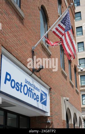 Bureau de poste du service postal des États-Unis, avec panneau et drapeau américain, dans le centre-ville de Flint Michigan USA Banque D'Images