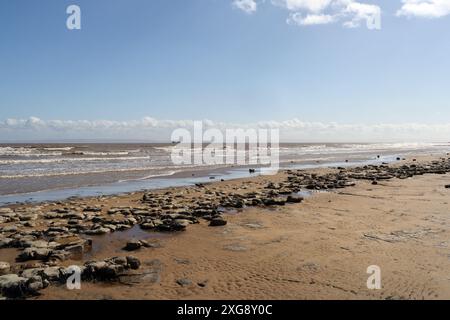 Côte balnéaire britannique plage à Lavernock point, pays de Galles côte britannique, côte galloise plage vide calme vue panoramique sur la plage et le paysage marin du littoral de la mer Banque D'Images