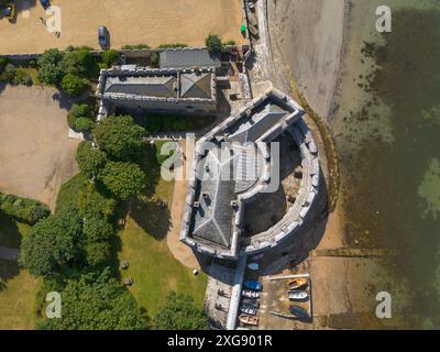 Castletown, Portland, Dorset, Royaume-Uni. 7 juillet 2024. Météo britannique : vue aérienne du château de Portland à Castletown sur l'île de Portland dans le Dorset par un après-midi de soleil et d'averses. Le château de Portland est un fort d'artillerie construit par Henri VIII entre 1539 et 1541. Il faisait partie du programme King's Device pour se protéger contre l'invasion de la France et du Saint-Empire romain germanique, et défendait le mouillage des routes de Portland. Crédit photo : Graham Hunt/Alamy Live News Banque D'Images