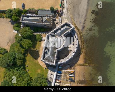 Castletown, Portland, Dorset, Royaume-Uni. 7 juillet 2024. Météo britannique : vue aérienne du château de Portland à Castletown sur l'île de Portland dans le Dorset par un après-midi de soleil et d'averses. Le château de Portland est un fort d'artillerie construit par Henri VIII entre 1539 et 1541. Il faisait partie du programme King's Device pour se protéger contre l'invasion de la France et du Saint-Empire romain germanique, et défendait le mouillage des routes de Portland. Crédit photo : Graham Hunt/Alamy Live News Banque D'Images