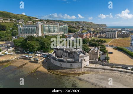 Castletown, Portland, Dorset, Royaume-Uni. 7 juillet 2024. Météo britannique : vue aérienne du château de Portland à Castletown sur l'île de Portland dans le Dorset par un après-midi de soleil et d'averses. Le château de Portland est un fort d'artillerie construit par Henri VIII entre 1539 et 1541. Il faisait partie du programme King's Device pour se protéger contre l'invasion de la France et du Saint-Empire romain germanique, et défendait le mouillage des routes de Portland. Crédit photo : Graham Hunt/Alamy Live News Banque D'Images