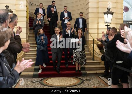 Tourcoing, France. 07 juillet 2024. Le nouveau député et ministre de l'intérieur français Gerald Darmanin, la maire de Tourcoing Doriane Becue et le député de l'Union des démocrates et des indépendants (UDI) Vincent Ledoux après l'annonce des résultats du second tour des élections législatives françaises dans la ville de Tourcoing Hall, France le 7 juillet 2024. Photo Sébastien Courdji/ABACAPRESS. COM Credit : Abaca Press/Alamy Live News Banque D'Images