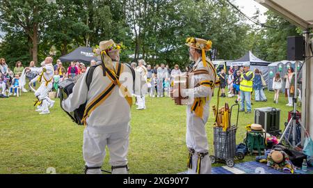 Comte de Stamford Morris danseurs se produisant au Stockton Heath Festival en 2024 Banque D'Images