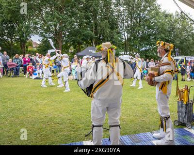 Comte de Stamford Morris danseurs se produisant au Stockton Heath Festival en 2024 Banque D'Images