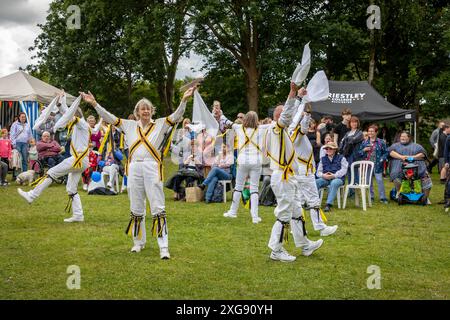 Comte de Stamford Morris danseurs se produisant au Stockton Heath Festival en 2024 Banque D'Images