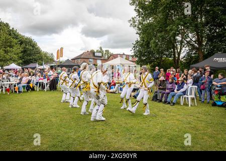 Comte de Stamford Morris danseurs se produisant au Stockton Heath Festival en 2024 Banque D'Images