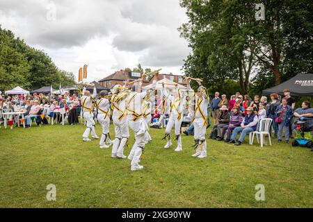 Comte de Stamford Morris danseurs se produisant au Stockton Heath Festival en 2024 Banque D'Images