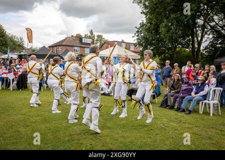 Comte de Stamford Morris danseurs se produisant au Stockton Heath Festival en 2024 Banque D'Images