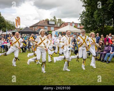 Comte de Stamford Morris danseurs se produisant au Stockton Heath Festival en 2024 Banque D'Images