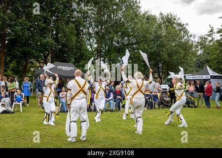 Comte de Stamford Morris danseurs se produisant au Stockton Heath Festival en 2024 Banque D'Images