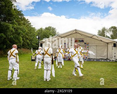 Comte de Stamford Morris danseurs se produisant au Stockton Heath Festival en 2024 Banque D'Images