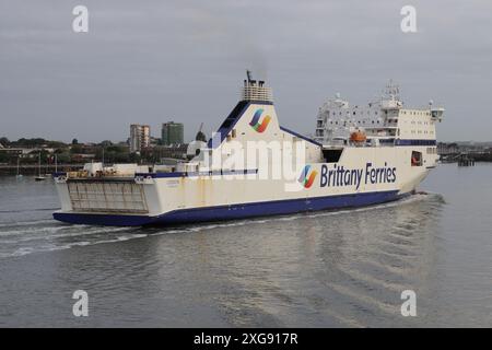 Le roll on roll off Brittany Ferries véhicule et navire à passagers MV COTENTIN arrivant dans le port Banque D'Images