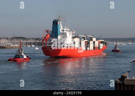 Les remorqueurs SCOTSMAN et ENGLISHMAN assistent le cargo frigorifique MV CHARLES ISLAND vers un poste d'amarrage au terminal portuaire Banque D'Images