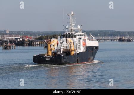 Le navire de transport et de soutien multi-usages en mer Serco Marine services SD VICTORIA se dirige vers un poste d'amarrage dans la base navale Banque D'Images