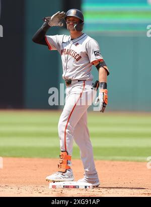 Cleveland, États-Unis. 07 juillet 2024. Les Giants de San Francisco Nick Ahmed (16 ans) saluent le banc après avoir marqué un double en troisième manche contre les Guardians de Cleveland au progressive Field à Cleveland, Ohio, le dimanche 7 juillet 2024. Photo de Aaron Josefczyk/UPI crédit : UPI/Alamy Live News Banque D'Images