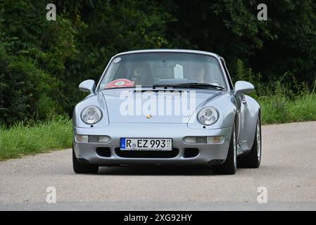 20. Regensburger Classic Rallye, Oldtimer-Rennen bzw Ausfahrt mit Start und Ziel in Regensburg, via Laaber, Beratzhausen, Lupburg, Steinmühle BEI Parsberg, Hexenagger, Kapflberg, Sinzing, Stadtamhof. Foto : Startnummer 21, Porsche 911 Carrera 4S, Modell-Baureihe 993 *** 20 Regensburger Classic Rallye, course de voitures classiques avec départ et arrivée à Ratisbonne, via Laaber, Beratzhausen, Lupburg, Steinmühle près de Parsberg, Hexenagger, Kapflberg, Sinzing, Stadtamhof photo numéro de départ 21, Porsche 911 Carrera 4S, modèle série 993 Banque D'Images