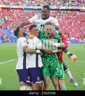 Dusseldorf, Deutschland. 1er janvier 2024. firo : 06.07.2024, Football, Football : UEFA EURO 2024, EM, Championnat d'Europe 2024, quarts de finale, finale 1/4, M48, match 48, ENG, Angleterre - sui, Suisse jubilation après avoir gagné la fusillade au but, Ivan Toney d'Angleterre gardien Jordan Pickford d'Angleterre crédit : dpa/Alamy Live News Banque D'Images